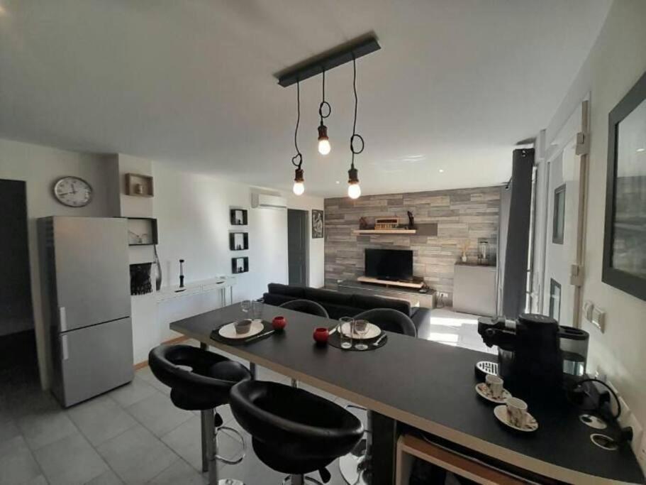Appartement Spacieux &Tres Calme. Spacious & Very Quiet Apartment. Каррос Екстер'єр фото