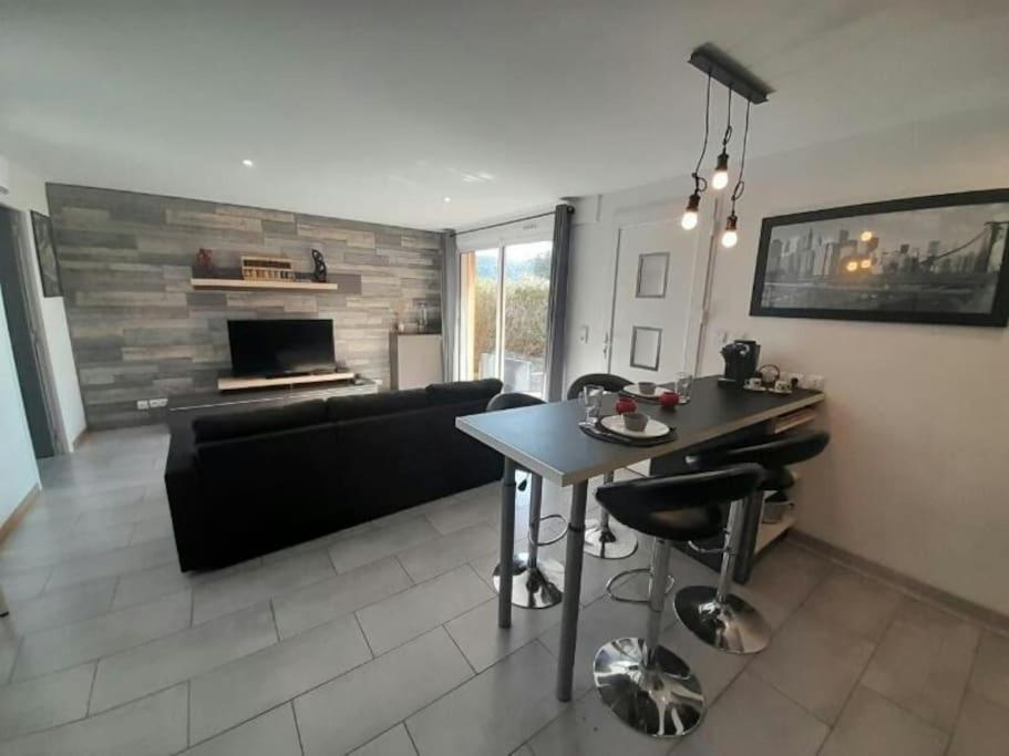 Appartement Spacieux &Tres Calme. Spacious & Very Quiet Apartment. Каррос Екстер'єр фото